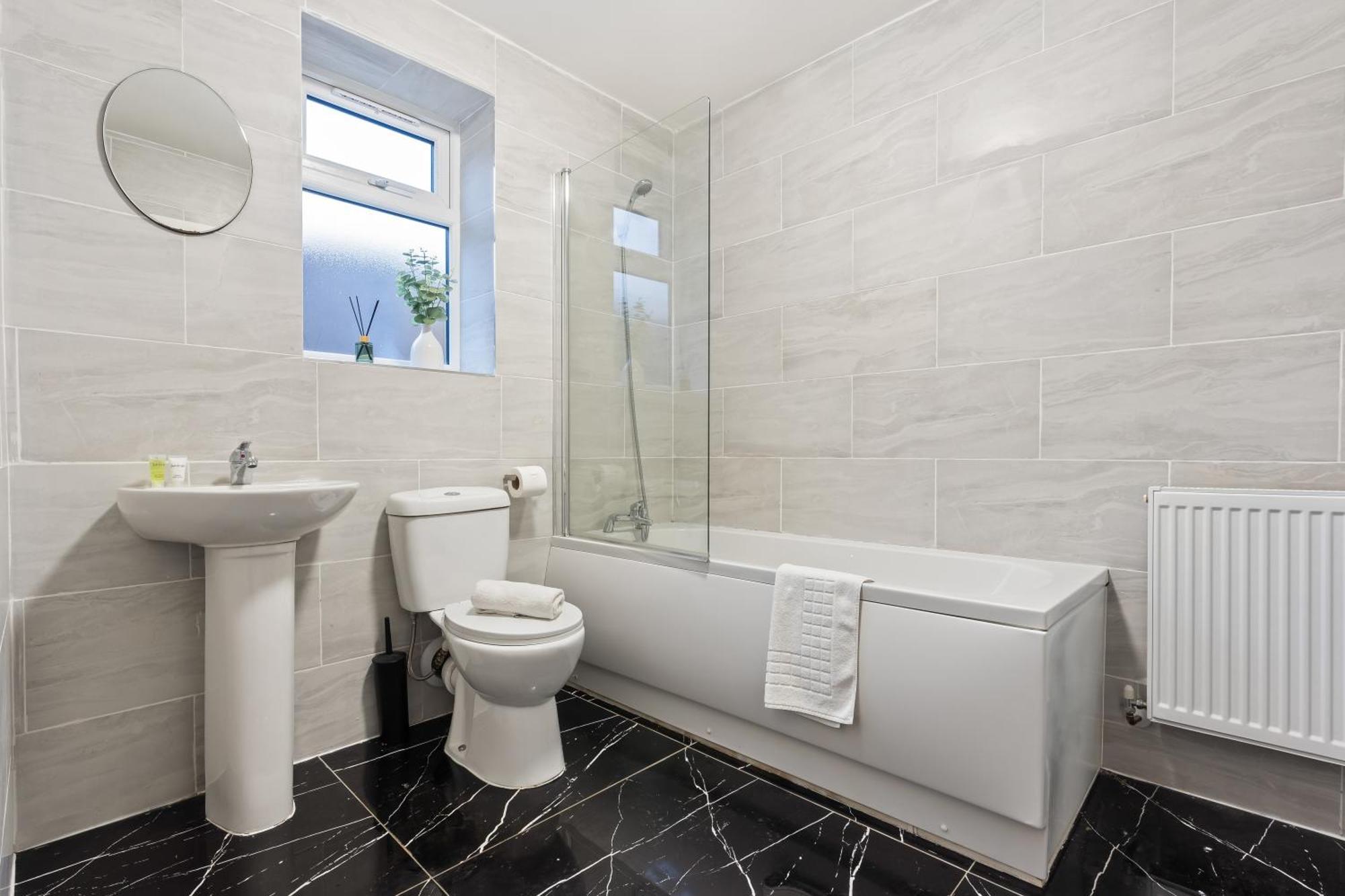 Stylish New Apartment - Free Wifi & Netflix - Top Rated - 3Mh Cradley Heath ภายนอก รูปภาพ